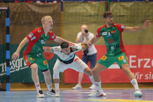 08.08.2026, xtgx, Handball Turnier, SC Magdeburg - SC DHfK Leipzig emspor, v.l. Magnus Saugstrup (Magdeburg, 23), Luka Rogan (Leipzig, 33), l15 Zweikampf, Duell, Kampf, tackle Lößnitz *** August 8, 2026, xtgx, handball tournament, SC Magdeburg vs. SC DHfK Leipzig emspor, from left: Magnus Saugstrup (Magdeburg), 23, Luka Rogan (Leipzig), 33, l15: duel, battle, tackle, Lößnitz