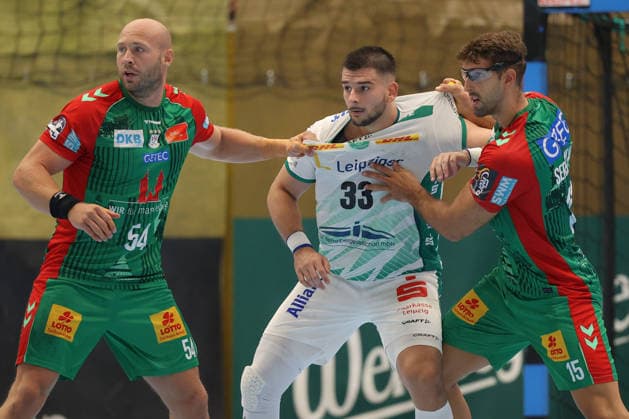 08.08.2026, xtgx, Handball Turnier, SC Magdeburg - SC DHfK Leipzig emspor, v.l. Oscar Bergendahl (Magdeburg, 54), Luka Rogan (Leipzig, 33), Antonio Serradilla Cuenca (Magdeburg, 15) Zweikampf, Duell, Kampf, tackle Lößnitz *** August 8, 2026, xtgx, handball tournament, SC Magdeburg vs. SC DHfK Leipzig emspor, from left: Oscar Bergendahl (Magdeburg), 54; Luka Rogan (Leipzig), 33; Antonio Serradilla Cuenca (Magdeburg), 15; one-on-one, duel, battle, tackle, Lößnitz