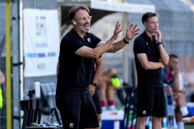 Benjamin Sachs (Co-Trainer, SVS), gibt Anweisungen, gestikuliert, mit den Armen gestikulieren, Einzelbild, Einzelfoto, Aktion, Action, 08.08.2026, Sandhausen (Deutschland), Fussball, Regionalliga Südwest, SV Sandhausen - TSV Steinbach Haiger *** Benjamin Sachs, assistant coach of SVS, gives instructions, gesturing with his arms; single frame, single photo, action, August 8, 2026, Sandhausen, Germany, soccer, Regionalliga Südwest, SV Sandhausen vs. TSV Steinbach Haiger xozx