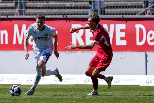v.li.: Ken Gipson (SVS, 24), Levin Müller (Steinbach, 8), Zweikampf, Spielszene, Duell, duel, tackle, tackling, Dynamik, Action, Aktion, 08.08.2026, Sandhausen (Deutschland), Fussball, Regionalliga Südwest, SV Sandhausen - TSV Steinbach Haiger *** v li Ken Gipson SVS, 24, Levin Müller Steinbach, 8, tackle, game scene, duel, tackle, tackling, dynamics, action, 08 08 2026, Sandhausen, Germany, soccer, Regionalliga Südwest, SV Sandhausen vs. TSV Steinbach Haiger xozx