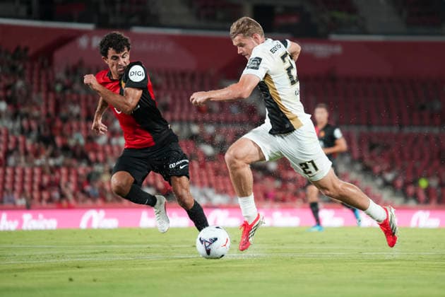 Sport Bilder des Tages #2 ESP: RCD Mallorca vs Elversberg Pre Season match 2026 2027 Lasse Gunther of Elversberg is defended by Luis Orejuela during Pre Season match between RCD Mallorca and Elversberg played at Estadio de Son Moix, on August 08, 2026 Palma de Mallorca, Spain. Palma de Mallorca Spain Football *** ESP RCD Mallorca vs. Elversberg, 2026–2027 Preseason Match: Lasse Gunther of Elversberg is marked by Luis Orejuela during the preseason match between RCD Mallorca and Elversberg played at Estadio de Son Moix, on August 8, 2026, in Palma de Mallorca, Spain. Palma de Mallorca, Spain. Soccer Copyright: xNandoxTorresx