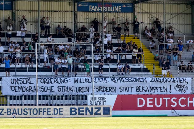Die Fans vom SV Sandhausen haben die Unterstützung eingestellt und zeigen in der Fankurve ein Banner, Spruchband mit der Aufschrift: Unsere Forderung: Willkürliche Repressionen zurückziehen, demokratische Strukturen fördern statt bekämpfen, Fans, Ultras Publikum, Zuschauer, Stimmung, Atmosphäre, Stadion, Protest, Protestaktion, protestieren, Aktion, Action, 08.08.2026, Sandhausen (Deutschland), Fussball, Regionalliga Südwest, SV Sandhausen - TSV Steinbach Haiger *** SV Sandhausen fans have stopped cheering and are displaying a banner in the fan section that reads: Our Demand: Withdraw Arbitrary Repression; Promote Democratic Structures Instead of Opposing Them, fans, ultras, crowd, spectators, mood, atmosphere, stadium, protest, protest action, protesting, action, 08 08 2026, Sandhausen, Germany, soccer, Regionalliga Südwest, SV Sandhausen vs. TSV Steinbach Haiger xozx