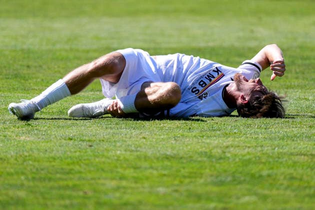 Tim Korzuschek (SVS, 18) liegt auf dem Rasen, mit Schmerzen nach einem Foul, racked with pain, verletzt, Verletzung, Verletzungspause, Action, Aktion, Spielszene, 08.08.2026, Sandhausen (Deutschland), Fussball, Regionalliga Südwest, SV Sandhausen - TSV Steinbach Haiger *** Tim Korzuschek (SVS), 18, is lying on the field, in pain after a foul, injured, injury, sidelined, action, play, game scene, August 8, 2026, Sandhausen, Germany, soccer, Regionalliga Southwest, SV Sandhausen vs. TSV Steinbach Haiger xozx