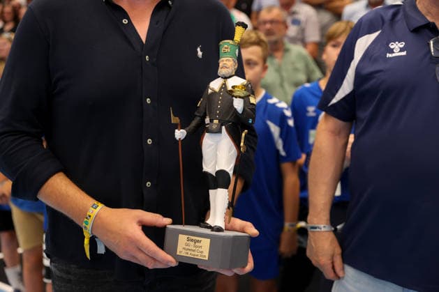 08.08.2026, xtgx, Handball Turnier, SC Magdeburg - SC DHfK Leipzig emspor, v.l. Symbolfoto, Symbolbild Pokal Trophäe Holzfigur Lößnitz *** August 8, 2026, xtgx, Handball Tournament, SC Magdeburg vs. SC DHfK Leipzig emspor, from left: stock photo, stock image of trophy, wooden figurine from Lößnitz