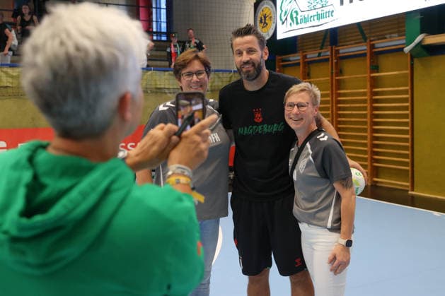 08.08.2026, xtgx, Handball Turnier, SC Magdeburg - SC DHfK Leipzig emspor, v.l. Bennet Wiegert (Magdeburg, Trainer) macht Fotos mit Fans Lößnitz *** August 8, 2026, xtgx, Handball Tournament, SC Magdeburg vs. SC DHfK Leipzig emspor, from left: Bennet Wiegert (Magdeburg), coach taking photos with fans from Lößnitz