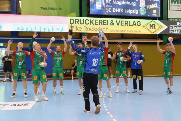 08.08.2026, xtgx, Handball Turnier, SC Magdeburg - SC DHfK Leipzig emspor, v.l. Siegerehrung, Pokal, Trophäe Anton Stemmer (Magdeburg) Lößnitz *** August 8, 2026, xtgx, Handball Tournament, SC Magdeburg vs. SC DHfK Leipzig emspor, from left: Award Ceremony, Cup, Trophy, Anton Stemmer, Magdeburg Lößnitz