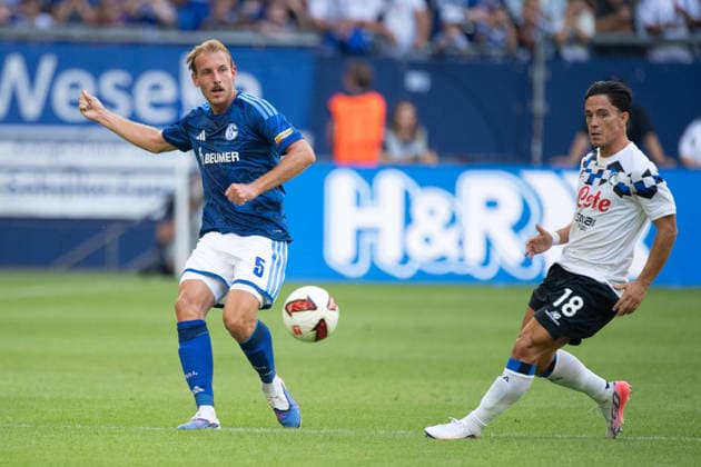 Timo BECKER (GE) gegen Giacomo RASPADORI (AB) Aktion, Zweikampf, Fussball Freundschaftsspiel FC Schalke 04 - Atalanta Bergamo 0-3 am 08.08.2026 in der Veltins-Arena Gelsenkirchen Deutschland. DFL regulations prohibit any use of photographs as image sequences and or quasi-video Â *** Timo BECKER (GE) vs. Giacomo RASPADORI (AB) – Action, Tackle, Soccer Friendly Match FC Schalke 04 vs. Atalanta Bergamo 0–3 on August 8, 2026, at the Veltins Arena in Gelsenkirchen, Germany. DFL regulations prohibit any use of photographs as image sequences and or quasi-video.
