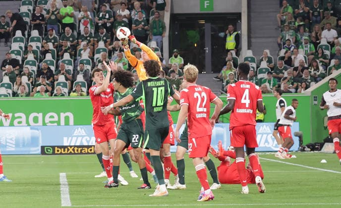Torhueter Julian Krahl (1.FC Kaiserslautern) Fussball, Herren, Saison 2026 2027, 2.Liga, Volkswagenarena, VfL Wolfsburg gegen 1.FC Kaiserslautern 0-0 DFL REGULATIONS PROHIBIT ANY USE OF PHOTOGRAPHS AS IMAGE SEQUENCES AND OR QUASI-VIDEO. *** Goalkeeper Julian Krahl, 1. FC Kaiserslautern Soccer, Men s, 2026–2027 Season, 2. Bundesliga, Volkswagen Arena, VfL Wolfsburg vs. 1 FC Kaiserslautern 0–0. DFL regulations prohibit any use of photographs as image sequences and or quasi-video.