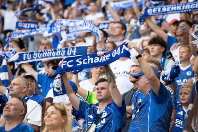 Fans von FC Schalke 04 mit ihren Schals, Feature, Randmotiv, Symbolfoto, Fussball Freundschaftsspiel FC Schalke 04 - Atalanta Bergamo 0-3 am 08.08.2026 in der Veltins-Arena Gelsenkirchen Deutschland. DFL regulations prohibit any use of photographs as image sequences and or quasi-video Â *** FC Schalke 04 fans with their scarves, Feature, background image, symbolic photo, soccer friendly match: FC Schalke 04 vs. Atalanta Bergamo 0–3 on August 8, 2026, at the Veltins Arena in Gelsenkirchen, Germany. DFL regulations prohibit any use of photographs as image sequences and or quasi-video.