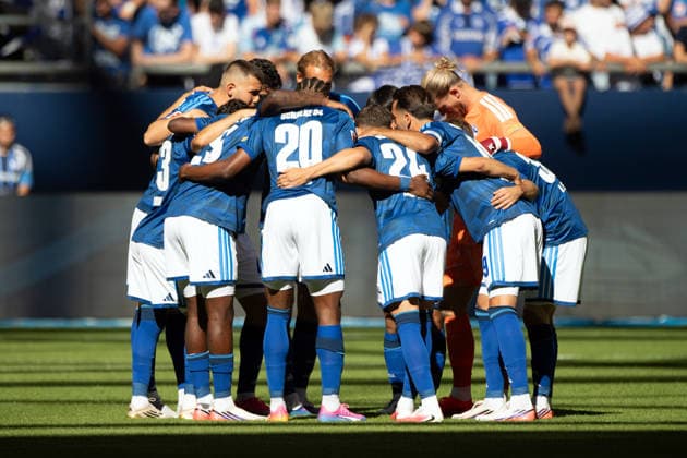 FC Schalke 04 Mannschaftskreis, Motivation, Verschwoerung, Fussball Freundschaftsspiel FC Schalke 04 - Atalanta Bergamo 0-3 am 08.08.2026 in der Veltins-Arena Gelsenkirchen Deutschland. DFL regulations prohibit any use of photographs as image sequences and or quasi-video Â *** FC Schalke 04 Team Circle, Motivation, Conspiracy, Soccer Friendly Match: FC Schalke 04 vs. Atalanta Bergamo 0–3 on August 8, 2026, at the Veltins Arena in Gelsenkirchen, Germany. DFL regulations prohibit any use of photographs as image sequences and or quasi-video.