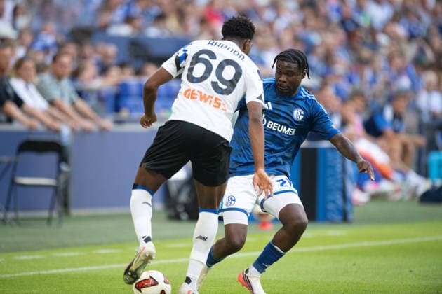 Junior DINA EBIMBE (GE) gegen Homest AHANOR (AB) Aktion, Zweikampf, Fussball Freundschaftsspiel FC Schalke 04 - Atalanta Bergamo 0-3 am 08.08.2026 in der Veltins-Arena Gelsenkirchen Deutschland. DFL regulations prohibit any use of photographs as image sequences and or quasi-video Â *** Junior DINA EBIMBE GE vs. Homest AHANOR AB Action, Tackle, Soccer Friendly Match: FC Schalke 04 vs. Atalanta Bergamo 0–3 on August 8, 2026, at the Veltins Arena in Gelsenkirchen, Germany. DFL regulations prohibit any use of photographs as image sequences and or quasi-video.