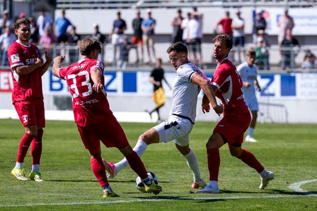 v.li.: Jahn Herrmann (Steinbach, 30), Max Lippert (Steinbach, 33), David Mamutovic (SVS, 7), Nick Galle (Steinbach, 3), Zweikampf, Spielszene, Duell, duel, tackle, tackling, Dynamik, Action, Aktion, 08.08.2026, Sandhausen (Deutschland), Fussball, Regionalliga Südwest, SV Sandhausen - TSV Steinbach Haiger *** v li Jahn Herrmann Steinbach, 30, Max Lippert Steinbach, 33, David Mamutovic SVS, 7, Nick Galle Steinbach, 3, tackle, game scene, duel, duel, tackle, tackling, dynamics, action, action, August 8, 2026, Sandhausen, Germany, soccer, Regionalliga Südwest, SV Sandhausen vs. TSV Steinbach Haiger xozx
