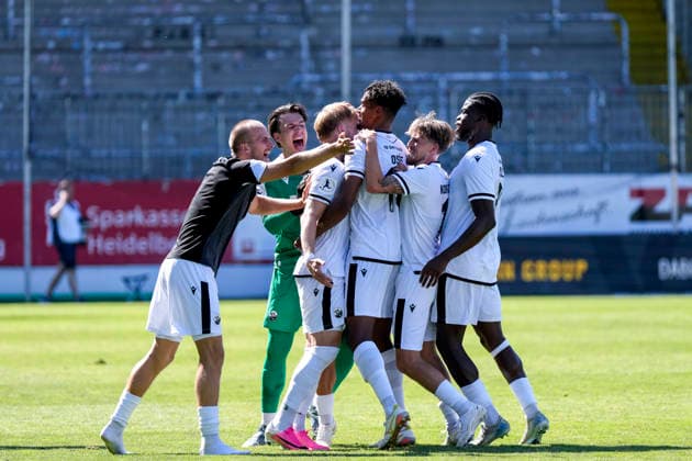 Spieler vom SV Sandhausen (SVS), jubeln über das späte Tor zum 2:2-Ausgleich in der Nachspielzeit, Jubel, Torjubel, Torerfolg, celebrate the goal, goal, celebration, jubelt ueber das Tor, Freuen, Freude, freut sich, optimistisch, positiv, Spielszene, Highlight, Action, Aktion, 08.08.2026, Sandhausen (Deutschland), Fussball, Regionalliga Südwest, SV Sandhausen - TSV Steinbach Haiger *** Players from SV Sandhausen (SVS) celebrate the late goal that tied the game 2–2 in stoppage time, Celebration, goal celebration, goal scored, celebrating the goal, goal, celebration, cheering over the goal, joy, happiness, happy, optimistic, positive, game scene, highlight, action, 08 08 2026, Sandhausen, Germany, soccer, Regionalliga Südwest, SV Sandhausen vs. TSV Steinbach Haiger xozx
