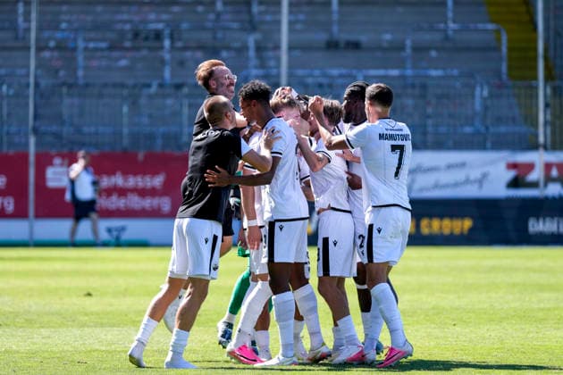 Spieler vom SV Sandhausen (SVS), jubeln über das späte Tor zum 2:2-Ausgleich in der Nachspielzeit, Jubel, Torjubel, Torerfolg, celebrate the goal, goal, celebration, jubelt ueber das Tor, Freuen, Freude, freut sich, optimistisch, positiv, Spielszene, Highlight, Action, Aktion, 08.08.2026, Sandhausen (Deutschland), Fussball, Regionalliga Südwest, SV Sandhausen - TSV Steinbach Haiger *** Players from SV Sandhausen (SVS) celebrate the late goal that tied the game 2–2 in stoppage time, Celebration, goal celebration, goal scored, celebrating the goal, goal, celebration, cheering over the goal, joy, happiness, happy, optimistic, positive, game scene, highlight, action, 08 08 2026, Sandhausen, Germany, soccer, Regionalliga Südwest, SV Sandhausen vs. TSV Steinbach Haiger xozx