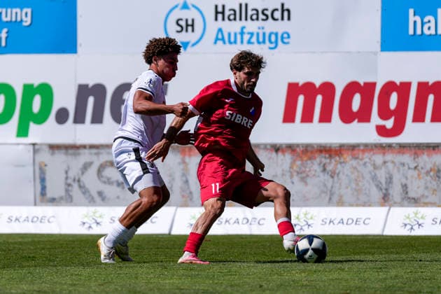 v.li.: Yanis Outman (SVS, 17), Serkan Firat (Steinbach, 11), Zweikampf, Spielszene, Duell, duel, tackle, tackling, Dynamik, Action, Aktion, 08.08.2026, Sandhausen (Deutschland), Fussball, Regionalliga Südwest, SV Sandhausen - TSV Steinbach Haiger *** v li Yanis Outman SVS, 17, Serkan Firat Steinbach, 11, tackle, game scene, duel, tackle, tackling, dynamics, action, 08 08 2026, Sandhausen, Germany, soccer, Regionalliga Southwest, SV Sandhausen vs. TSV Steinbach Haiger xozx