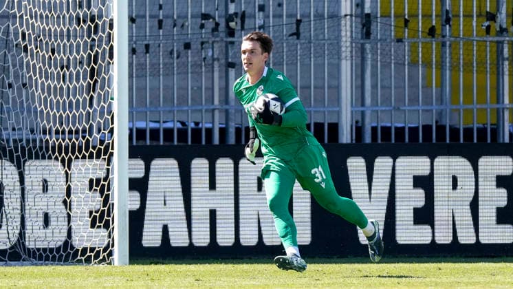 Lukas Schneller (Torwart, SVS, 31), am Ball, Freisteller, Ganzkörper, Einzelbild, Einzelfoto, Aktion, Action, 08.08.2026, Sandhausen (Deutschland), Fussball, Regionalliga Südwest, SV Sandhausen - TSV Steinbach Haiger *** Lukas Schneller, goalkeeper, SVS, 31, on the ball, isolated shot, full-body, single frame, single photo, action, 08 08 2026, Sandhausen, Germany, soccer, Regionalliga Südwest, SV Sandhausen vs. TSV Steinbach Haiger xozx