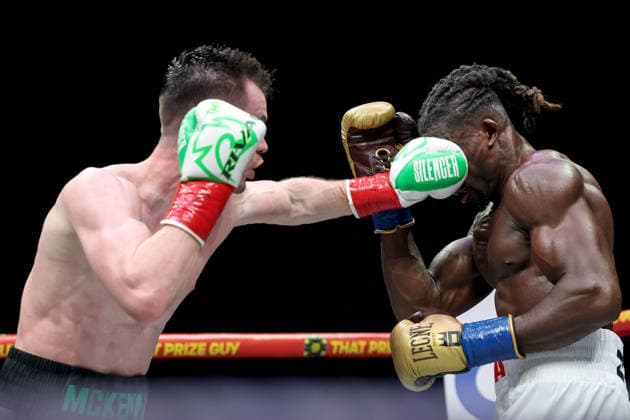 Sport Bilder des Tages #2 Zuffa Boxing 10, 3Arena, Dublin 8 8 2026 Aaron McKenna lands a punch on Etinosa Oliha Aaron McKenna lands a punch on Etinosa Oliha 8 8 2026  Copyright: xx NE1L2990