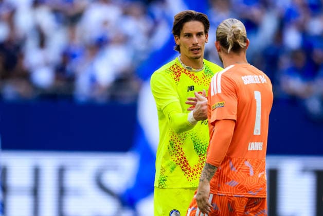 GELSENKIRCHEN, GERMANY - AUGUST 8: Atalanta BC goalkeeper Marko Carnesecchi and FC Schalke 04 goalkeeper Loris Karius shake hands after the pre-season friendly match between FC Schalke 04 and Atalanta BC at the Veltins-Arena on August 8, 2026 in Gelsenkirchen, Germany.  Copyright: xRenexNijhuis MBxMediax