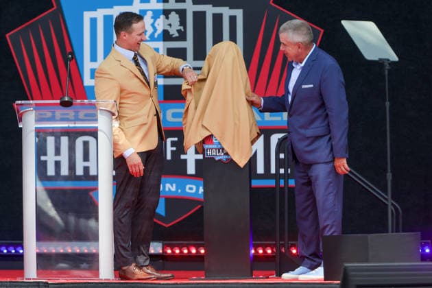 NFL, American Football Herren, USA 2026: NFL Hall Of Fame Enshrinement Ceremony AUG 08 August 8, 2026: Drew Brees, along with former Saints Head Coach Sean Payton, uncover his Hall of Fame bust during the NFL Hall of Fame Enshrinement Ceremony at the Tom Benson Hall of Fame Stadium in Canton, OH. Jonathan Mailhes CSM (Credit Image: Â Jonathan Mailhes Cal Media) Canton Oh USA EDITORIAL USE ONLY Copyright: xx ZUMA-20260808_zma_c04_263.jpg JonathanxMailhesx csmphotothree509779