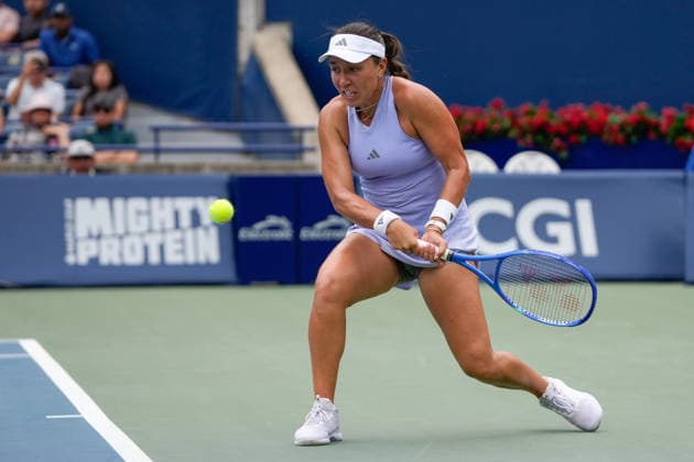 WTA, Tennis Damen Masters 1000 National Bank Open Toronto 2026 - Round of 16 - Day 8 Jessica Pegula of United States plays a backhand during the Women™s Singles round of 16 match against Diana Shnaider of Russia on day 8 of the WTA Masters 1000 National Bank Open at Sobeys Stadium on August 8, 2026, in Toronto, Canada. (Photo by Leonardo Ramirez Eyepix Group) Copyright: xLeonardoxRamirezx xEyepixxGroupx LR_08082026_195026