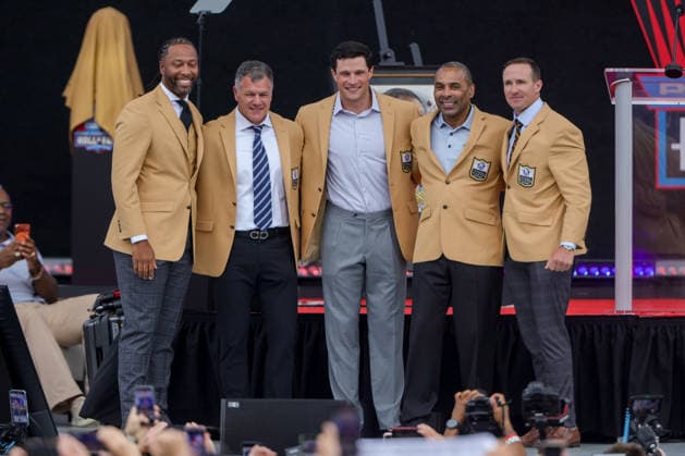 NFL, American Football Herren, USA 2026: NFL Hall Of Fame Enshrinement Ceremony AUG 08 August 8, 2026: The 2026 NFL Hall of fame class including Larry Fitzgerald, Adam Vinatieri, Luke Kuechly, Roger Craig, and Drew Brees pose for a picture during the NFL Hall of Fame Enshrinement Ceremony at the Tom Benson Hall of Fame Stadium in Canton, OH. Jonathan Mailhes CSM (Credit Image: Â Jonathan Mailhes Cal Media) Canton Oh USA EDITORIAL USE ONLY Copyright: xx ZUMA-20260808_zma_c04_237.jpg JonathanxMailhesx csmphotothree509711