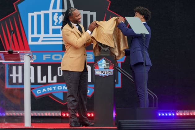 NFL, American Football Herren, USA 2026: NFL Hall Of Fame Enshrinement Ceremony AUG 08 August 8, 2026: Larry Fitzgerald, along with his son Devin Fitzgerald, uncover his Hall of Fame bust during the NFL Hall of Fame Enshrinement Ceremony at the Tom Benson Hall of Fame Stadium in Canton, OH. Jonathan Mailhes CSM (Credit Image: Â Jonathan Mailhes Cal Media) Canton Oh USA EDITORIAL USE ONLY Copyright: xx ZUMA-20260808_zma_c04_228.jpg JonathanxMailhesx csmphotothree509721