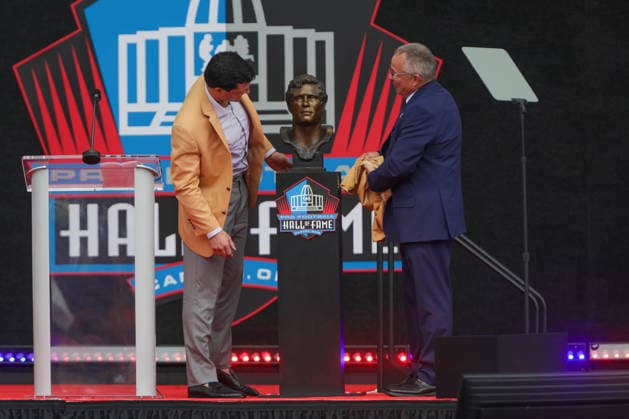 NFL, American Football Herren, USA 2026: NFL Hall Of Fame Enshrinement Ceremony AUG 08 August 8, 2026: Luke Kuechly, along with his father Tom Kuechly, uncover his Hall of Fame bust during the NFL Hall of Fame Enshrinement Ceremony at the Tom Benson Hall of Fame Stadium in Canton, OH. Jonathan Mailhes CSM (Credit Image: Â Jonathan Mailhes Cal Media) Canton Oh USA EDITORIAL USE ONLY Copyright: xx ZUMA-20260808_zma_c04_210.jpg JonathanxMailhesx csmphotothree509739