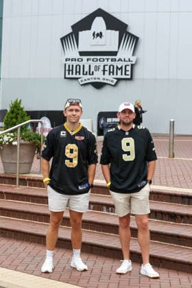 NFL, American Football Herren, USA 2026: NFL Hall Of Fame Enshrinement Ceremony AUG 08 August 8, 2026: Several New Orleans Saints fans pose for a picture in front of the NFL Hall of Fame prior to the NFL Hall of Fame Enshrinement Ceremony at the Tom Benson Hall of Fame Stadium in Canton, OH. Jonathan Mailhes CSM (Credit Image: Â Jonathan Mailhes Cal Media) Canton Oh USA EDITORIAL USE ONLY Copyright: xx ZUMA-20260808_zma_c04_206.jpg JonathanxMailhesx csmphotothree509743