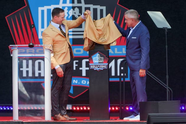NFL, American Football Herren, USA 2026: NFL Hall Of Fame Enshrinement Ceremony AUG 08 August 8, 2026: Drew Brees, along with former Saints Head Coach Sean Payton, uncover his Hall of Fame bust during the NFL Hall of Fame Enshrinement Ceremony at the Tom Benson Hall of Fame Stadium in Canton, OH. Jonathan Mailhes CSM (Credit Image: Â Jonathan Mailhes Cal Media) Canton Oh USA EDITORIAL USE ONLY Copyright: xx ZUMA-20260808_zma_c04_272.jpg JonathanxMailhesx csmphotothree509767
