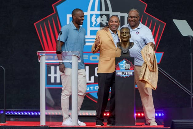 NFL, American Football Herren, USA 2026: NFL Hall Of Fame Enshrinement Ceremony AUG 08 August 8, 2026: Roger Craig, along with former 49ers teammate Jamie Williams, pose for a picture with his Hall of Fame bust during the NFL Hall of Fame Enshrinement Ceremony at the Tom Benson Hall of Fame Stadium in Canton, OH. Jonathan Mailhes CSM (Credit Image: Â Jonathan Mailhes Cal Media) Canton Oh USA EDITORIAL USE ONLY Copyright: xx ZUMA-20260808_zma_c04_265.jpg JonathanxMailhesx csmphotothree509776