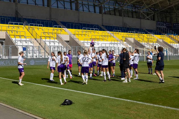 2. Frauen-Bundesliga: FC Carl Zeiss Jena vs. SGS Essen; Jena; 08.08.2026 Jubel, SGS Essen 2. Frauen-Bundesliga: FC Carl Zeiss Jena vs. SGS Essen; ad hoc arena im Ernst-Abbe-Sportfeld; 08.08.2026 *** Women s Bundesliga 2: FC Carl Zeiss Jena vs. SGS Essen, Jena, August 8, 2026; Celebrations, SGS Essen, Women s Bundesliga 2: FC Carl Zeiss Jena vs. SGS Essen, ad hoc arena at Ernst Abbe Sportfeld, August 8, 2026 Copyright: xBEAUTIFULxSPORTS Duehringx
