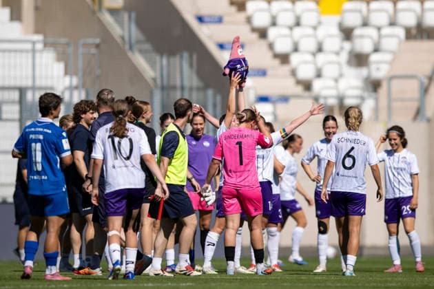 2. Frauen-Bundesliga: FC Carl Zeiss Jena vs. SGS Essen; Jena; 08.08.2026 SGS Essen feiert die 3 Punkte 2. Frauen-Bundesliga: FC Carl Zeiss Jena vs. SGS Essen; ad hoc arena im Ernst-Abbe-Sportfeld; 08.08.2026 *** Women s Bundesliga 2: FC Carl Zeiss Jena vs. SGS Essen, Jena, August 8, 2026. SGS Essen celebrates the 3 points. Women s Bundesliga 2: FC Carl Zeiss Jena vs. SGS Essen, ad hoc arena at Ernst Abbe Sportfeld, August 8, 2026 Copyright: xBEAUTIFULxSPORTS Duehringx