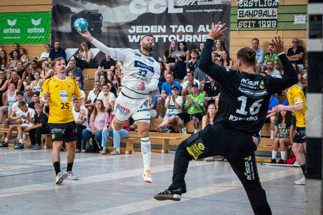 08.08.2026, xovx, Handball Lindencup, HSG Wetzlar - HSC 2000 Coburg v.l. Jakob Knauer (HSC Coburg), Nikolaj Laesö (HSG Wetzlar), Petros Boukovinas (HSC Coburg) Linden Stadthalle Hessen Deutschland (DE) *** August 8, 2026, xovx, Lindencup Handball Tournament, HSG Wetzlar vs. HSC 2000 Coburg; Jakob Knauer (HSC Coburg), Nikolaj Laesö (HSG Wetzlar), Petros Boukovinas (HSC Coburg); Linden Stadthalle, Hesse, Germany, DE