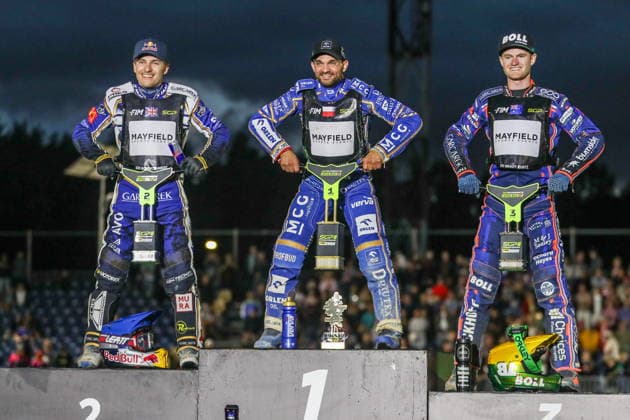 Ryga 08.08.2026. Zuzel FIM indywidualne mistrzostwa swiata na zuzlu sezon 2026 --- FIM Speedway Grand Prix season 2026 nz Robert Lambert, Bartosz Zmarzlik, Brady Kurtz Fot. Kacper Staniec NEWSPIX.PL --- newspix.pl 