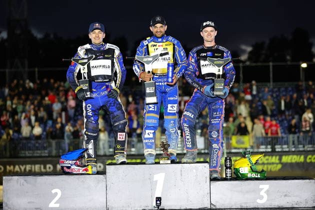 08.08.2026 RYGA (LOTWA) - BIKERNIEKI SPEEDWAY STADIUM, ZUZEL (SPEEDWAY), INDYWIDUALNE MISTRZOSTWA SWIATA (FIM SPEEDWAY World Championship, WM, Weltmeisterschaft GRAND PRIX 2026) - DEWALT FIM SPEEDWAY GRAND PRIX OF LATVIA - RIGA; RUNDA 8 NZ ROBERT LAMBERT (L), BARTOSZ ZMARZLIK (C), BRADY KURTZ (P) - PODIUM FOTO PAWEL WILCZYNSKI CYFRASPORT NEWSPIX.PL --- newspix.pl 