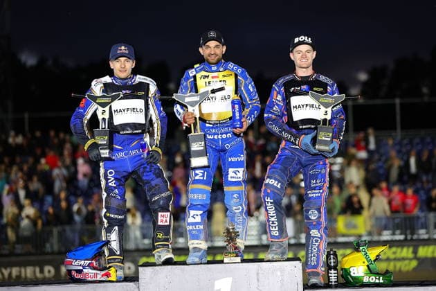 08.08.2026 RYGA (LOTWA) - BIKERNIEKI SPEEDWAY STADIUM, ZUZEL (SPEEDWAY), INDYWIDUALNE MISTRZOSTWA SWIATA (FIM SPEEDWAY World Championship, WM, Weltmeisterschaft GRAND PRIX 2026) - DEWALT FIM SPEEDWAY GRAND PRIX OF LATVIA - RIGA; RUNDA 8 NZ ROBERT LAMBERT (L), BARTOSZ ZMARZLIK (C), BRADY KURTZ (P) - PODIUM FOTO PAWEL WILCZYNSKI CYFRASPORT NEWSPIX.PL --- newspix.pl 