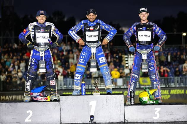 08.08.2026 RYGA (LOTWA) - BIKERNIEKI SPEEDWAY STADIUM, ZUZEL (SPEEDWAY), INDYWIDUALNE MISTRZOSTWA SWIATA (FIM SPEEDWAY World Championship, WM, Weltmeisterschaft GRAND PRIX 2026) - DEWALT FIM SPEEDWAY GRAND PRIX OF LATVIA - RIGA; RUNDA 8 NZ ROBERT LAMBERT (L), BARTOSZ ZMARZLIK (C), BRADY KURTZ (P) - PODIUM FOTO PAWEL WILCZYNSKI CYFRASPORT NEWSPIX.PL --- newspix.pl 