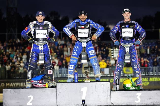 08.08.2026 RYGA (LOTWA) - BIKERNIEKI SPEEDWAY STADIUM, ZUZEL (SPEEDWAY), INDYWIDUALNE MISTRZOSTWA SWIATA (FIM SPEEDWAY World Championship, WM, Weltmeisterschaft GRAND PRIX 2026) - DEWALT FIM SPEEDWAY GRAND PRIX OF LATVIA - RIGA; RUNDA 8 NZ ROBERT LAMBERT (L), BARTOSZ ZMARZLIK (C), BRADY KURTZ (P) - PODIUM FOTO PAWEL WILCZYNSKI CYFRASPORT NEWSPIX.PL --- newspix.pl 