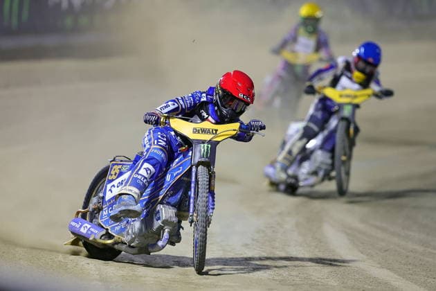 Sport Bilder des Tages #2 08.08.2026 RYGA (LOTWA) - BIKERNIEKI SPEEDWAY STADIUM, ZUZEL (SPEEDWAY), INDYWIDUALNE MISTRZOSTWA SWIATA (FIM SPEEDWAY World Championship, WM, Weltmeisterschaft GRAND PRIX 2026) - DEWALT FIM SPEEDWAY GRAND PRIX OF LATVIA - RIGA; RUNDA 8 NZ BARTOSZ ZMARZLIK NA PROWADZENIU W BIEGU FINALOWYM, Z TYLU ROBERT LAMBERT, BRADY KURTZ I KACPER WORYNA FOTO PAWEL WILCZYNSKI CYFRASPORT NEWSPIX.PL --- newspix.pl 