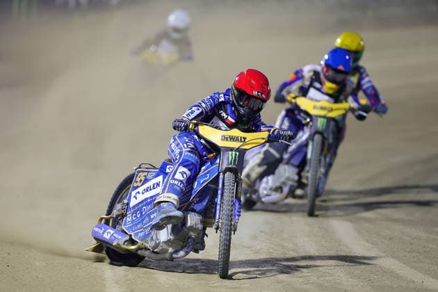 08.08.2026 RYGA (LOTWA) - BIKERNIEKI SPEEDWAY STADIUM, ZUZEL (SPEEDWAY), INDYWIDUALNE MISTRZOSTWA SWIATA (FIM SPEEDWAY World Championship, WM, Weltmeisterschaft GRAND PRIX 2026) - DEWALT FIM SPEEDWAY GRAND PRIX OF LATVIA - RIGA; RUNDA 8 NZ BARTOSZ ZMARZLIK NA PROWADZENIU W BIEGU FINALOWYM, Z TYLU ROBERT LAMBERT, BRADY KURTZ I KACPER WORYNA FOTO PAWEL WILCZYNSKI CYFRASPORT NEWSPIX.PL --- newspix.pl 