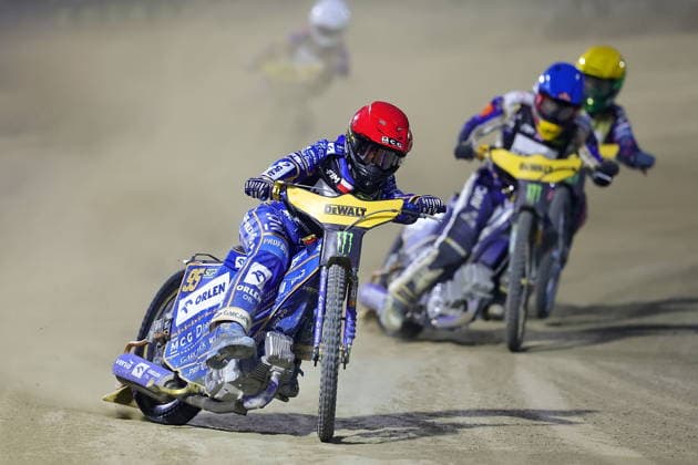 08.08.2026 RYGA (LOTWA) - BIKERNIEKI SPEEDWAY STADIUM, ZUZEL (SPEEDWAY), INDYWIDUALNE MISTRZOSTWA SWIATA (FIM SPEEDWAY World Championship, WM, Weltmeisterschaft GRAND PRIX 2026) - DEWALT FIM SPEEDWAY GRAND PRIX OF LATVIA - RIGA; RUNDA 8 NZ BARTOSZ ZMARZLIK NA PROWADZENIU W BIEGU FINALOWYM, Z TYLU ROBERT LAMBERT, BRADY KURTZ I KACPER WORYNA FOTO PAWEL WILCZYNSKI CYFRASPORT NEWSPIX.PL --- newspix.pl 