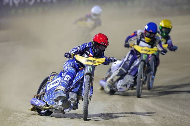 08.08.2026 RYGA (LOTWA) - BIKERNIEKI SPEEDWAY STADIUM, ZUZEL (SPEEDWAY), INDYWIDUALNE MISTRZOSTWA SWIATA (FIM SPEEDWAY World Championship, WM, Weltmeisterschaft GRAND PRIX 2026) - DEWALT FIM SPEEDWAY GRAND PRIX OF LATVIA - RIGA; RUNDA 8 NZ BARTOSZ ZMARZLIK NA PROWADZENIU W BIEGU FINALOWYM, Z TYLU ROBERT LAMBERT, BRADY KURTZ I KACPER WORYNA FOTO PAWEL WILCZYNSKI CYFRASPORT NEWSPIX.PL --- newspix.pl 