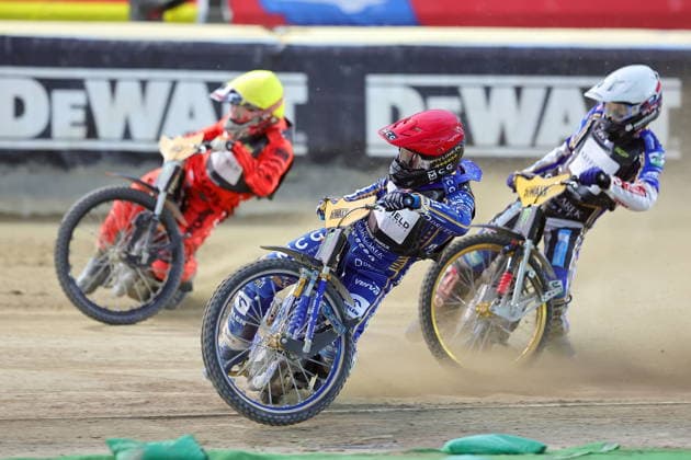 08.08.2026 RYGA (LOTWA) - BIKERNIEKI SPEEDWAY STADIUM, ZUZEL (SPEEDWAY), INDYWIDUALNE MISTRZOSTWA SWIATA (FIM SPEEDWAY World Championship, WM, Weltmeisterschaft GRAND PRIX 2026) - DEWALT FIM SPEEDWAY GRAND PRIX OF LATVIA - RIGA; RUNDA 8 NZ AN KVECH (KASK ZOLTY), JASON DOYLE (KASK BIALY), BARTOSZ ZMARZLIK (KASK CZERWONY) - BIEG XX FOTO PAWEL WILCZYNSKI CYFRASPORT NEWSPIX.PL --- newspix.pl 