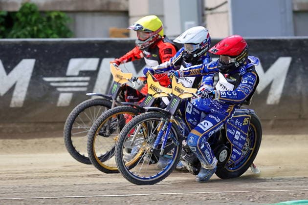 08.08.2026 RYGA (LOTWA) - BIKERNIEKI SPEEDWAY STADIUM, ZUZEL (SPEEDWAY), INDYWIDUALNE MISTRZOSTWA SWIATA (FIM SPEEDWAY World Championship, WM, Weltmeisterschaft GRAND PRIX 2026) - DEWALT FIM SPEEDWAY GRAND PRIX OF LATVIA - RIGA; RUNDA 8 NZ AN KVECH (KASK ZOLTY), JASON DOYLE (KASK BIALY), BARTOSZ ZMARZLIK (KASK CZERWONY) - BIEG XX FOTO PAWEL WILCZYNSKI CYFRASPORT NEWSPIX.PL --- newspix.pl 