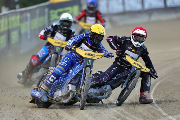 08.08.2026 RYGA (LOTWA) - BIKERNIEKI SPEEDWAY STADIUM, ZUZEL (SPEEDWAY), INDYWIDUALNE MISTRZOSTWA SWIATA (FIM SPEEDWAY World Championship, WM, Weltmeisterschaft GRAND PRIX 2026) - DEWALT FIM SPEEDWAY GRAND PRIX OF LATVIA - RIGA; RUNDA 8 NZ BARTOSZ ZMARZLIK (KASK ZOLTY) I KAI HUCKENBECK (KASK CZERWONY) FOTO PAWEL WILCZYNSKI CYFRASPORT NEWSPIX.PL --- newspix.pl 