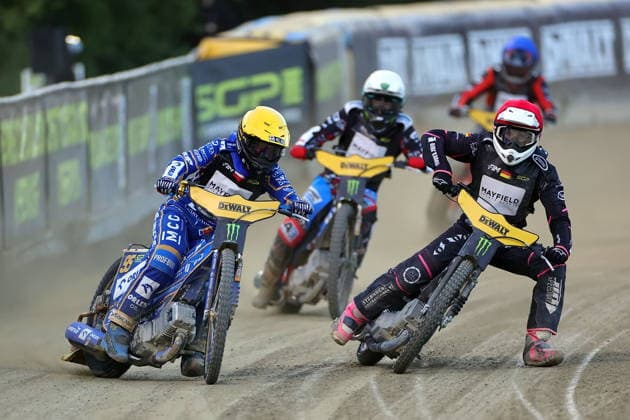 08.08.2026 RYGA (LOTWA) - BIKERNIEKI SPEEDWAY STADIUM, ZUZEL (SPEEDWAY), INDYWIDUALNE MISTRZOSTWA SWIATA (FIM SPEEDWAY World Championship, WM, Weltmeisterschaft GRAND PRIX 2026) - DEWALT FIM SPEEDWAY GRAND PRIX OF LATVIA - RIGA; RUNDA 8 NZ BARTOSZ ZMARZLIK (KASK ZOLTY) I KAI HUCKENBECK (KASK CZERWONY) FOTO PAWEL WILCZYNSKI CYFRASPORT NEWSPIX.PL --- newspix.pl 