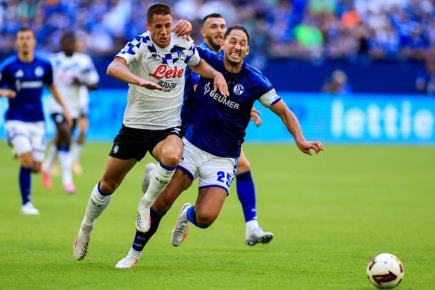 GELSENKIRCHEN, GERMANY - AUGUST 8: Mario Pasalic of Atalanta BC and Nikola Katic of FC Schalke 04 battle for the ball during the pre-season friendly match between FC Schalke 04 and Atalanta BC at the Veltins-Arena on August 8, 2026 in Gelsenkirchen, Germany.  Copyright: xRenexNijhuis MBxMediax