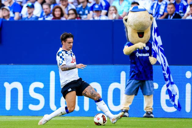 GELSENKIRCHEN, GERMANY - AUGUST 8: Nicola Zalewski of Atalanta BC controls the ball during the pre-season friendly match between FC Schalke 04 and Atalanta BC at the Veltins-Arena on August 8, 2026 in Gelsenkirchen, Germany.  Copyright: xRenexNijhuis MBxMediax
