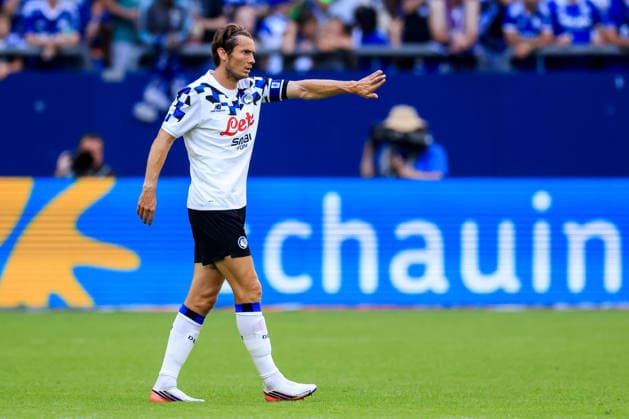 GELSENKIRCHEN, GERMANY - AUGUST 8: Marten De Roon of Atalanta BC gestures during the pre-season friendly match between FC Schalke 04 and Atalanta BC at the Veltins-Arena on August 8, 2026 in Gelsenkirchen, Germany.  Copyright: xRenexNijhuis MBxMediax