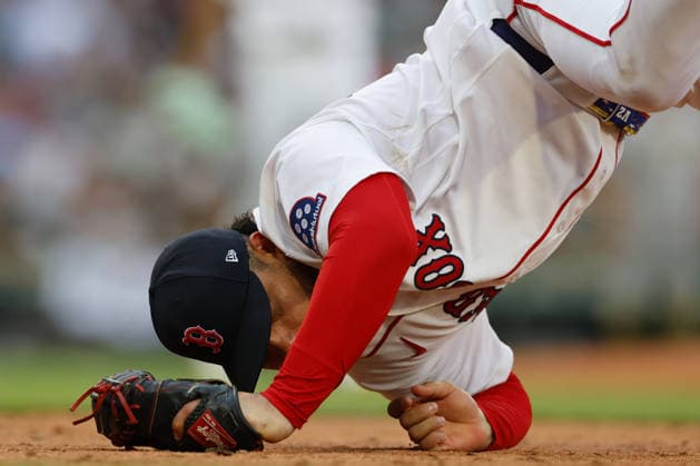 Sport Bilder des Tages #2 Boston Red Sox first baseman Willson Contreras rolls over after making a tag at first base during the ninth inning against the Athletics at Fenway Park in Boston, Massachusetts on Saturday, August 8, 2026.  BOP2026080821 CJxGUNTHER